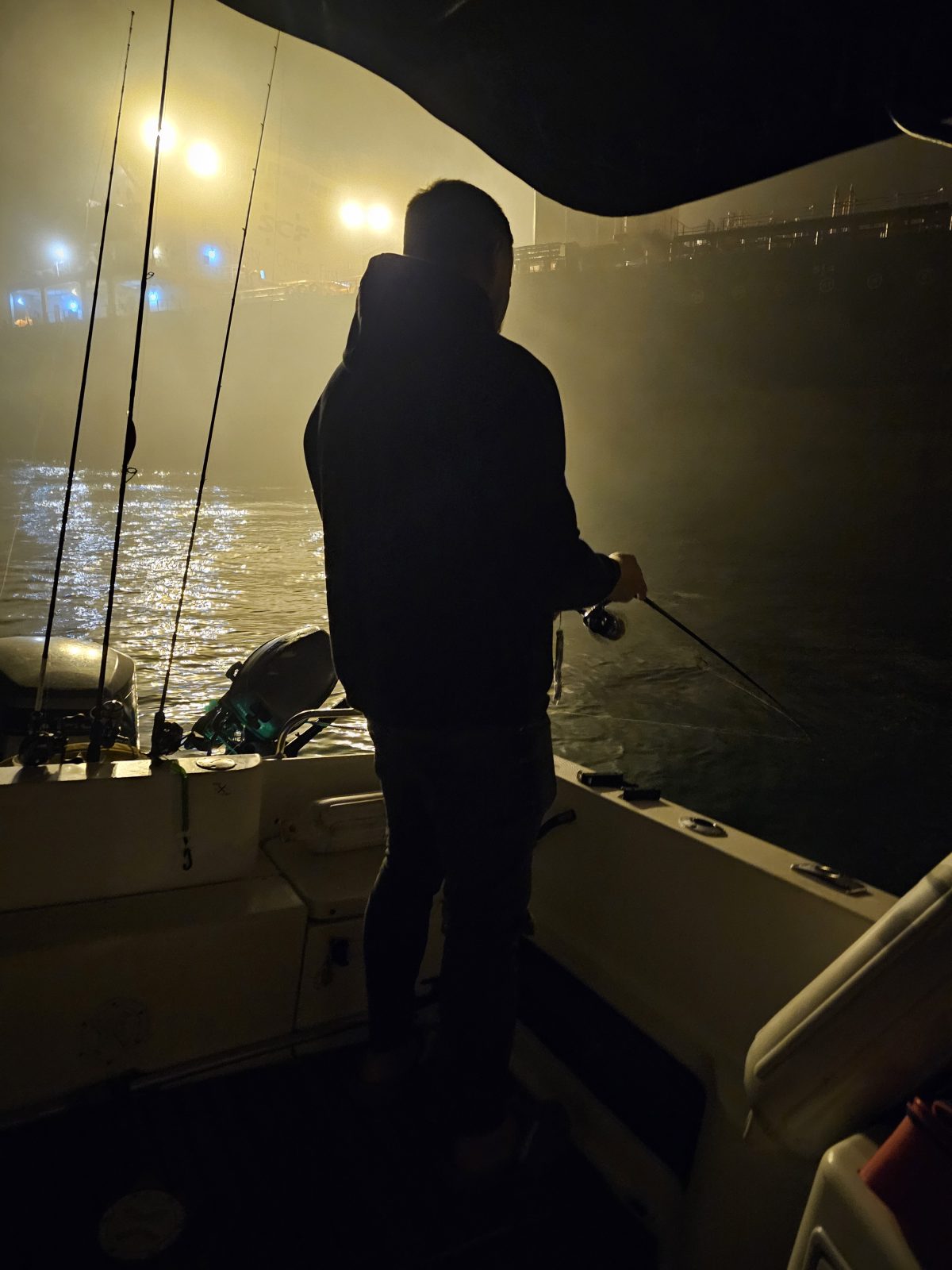 Морская рыбалка во Владивостоке — приключение в открытом море с уловом и обедом на борту